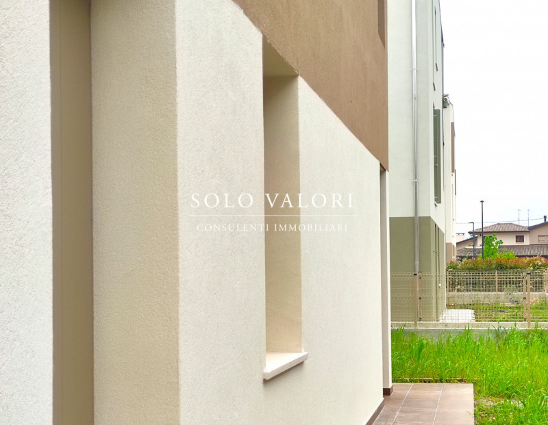 Rif. A760 (per info 338 9387816 Matteo)

Appartamento al piano secondo con terrazzo  e tre camere...