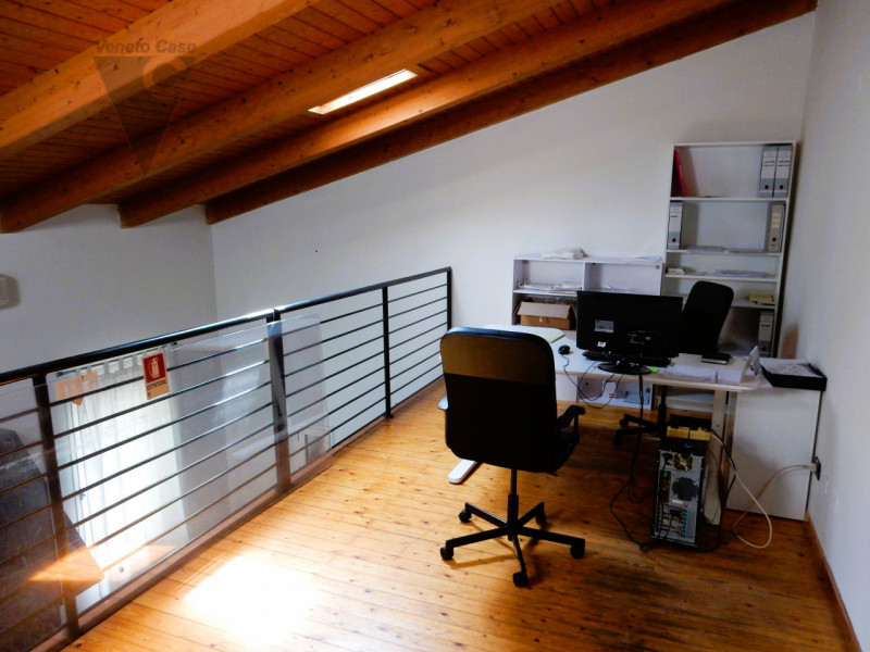 Nella prima periferia di Padova-Zona industriale est, proponiamo in locazione ufficio in compless...