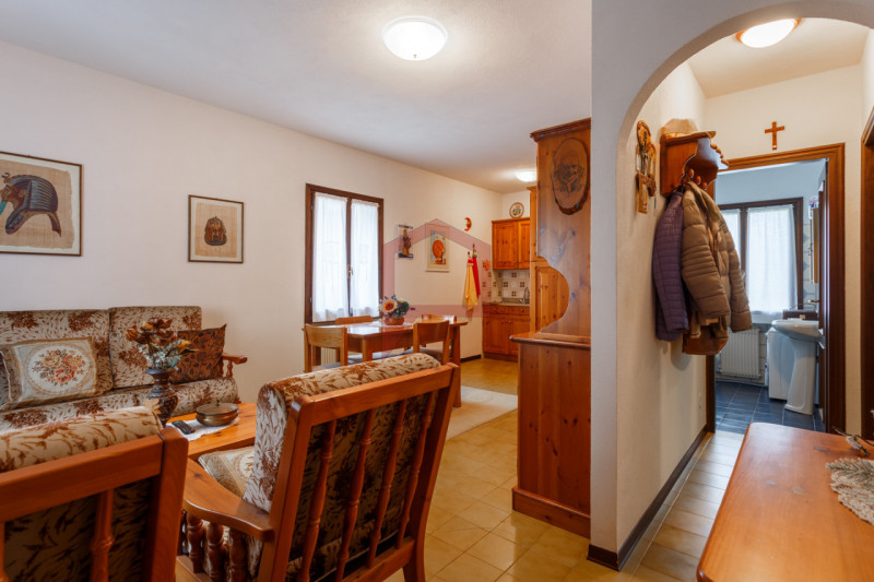 Enego: a due passi dal centro del paese, in tranquillo contesto residenziale di 9 unità, proponia...