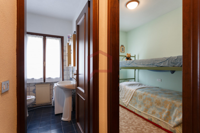 Enego: a due passi dal centro del paese, in tranquillo contesto residenziale di 9 unità, proponia...