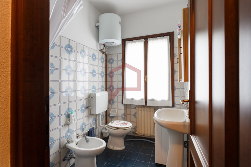 Enego: a due passi dal centro del paese, in tranquillo contesto residenziale di 9 unità, proponia...