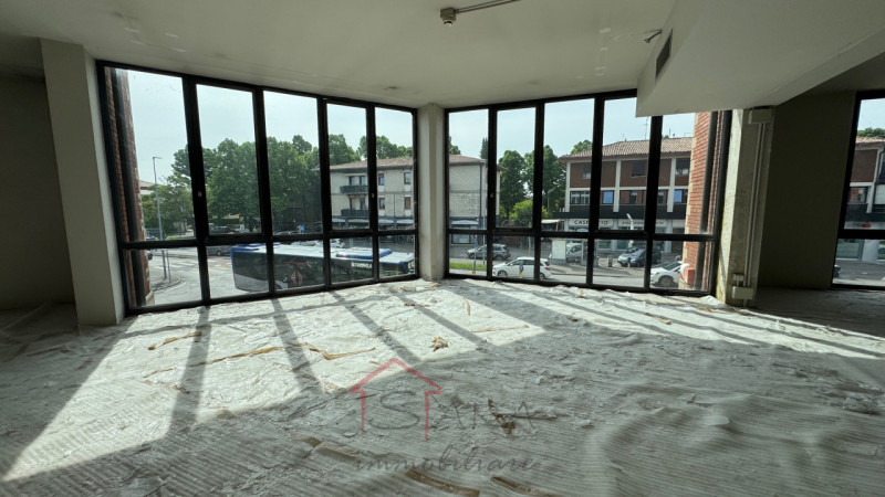 Imponente Palazzo Padova Ovest - Opportunità Commerciale/Residenziale - https://images.gestionaleimmobiliare.it/foto/annunci/240425/3680907/800x800/017__img_6742_wmk_0.jpg 