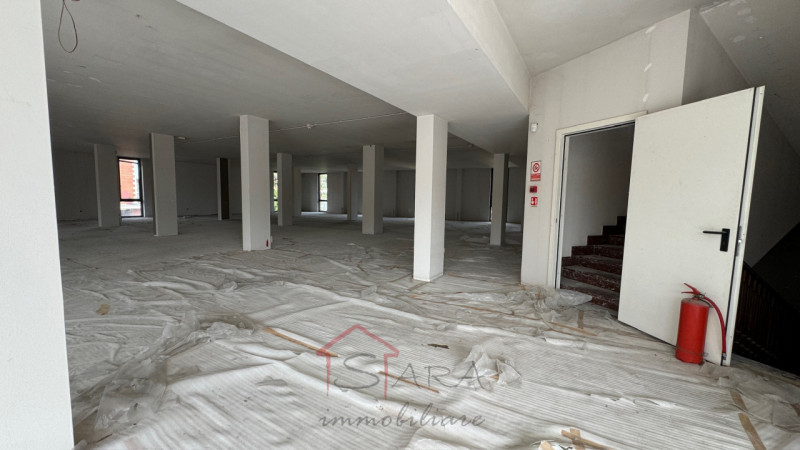 Imponente Palazzo Padova Ovest - Opportunità Commerciale/Residenziale - https://images.gestionaleimmobiliare.it/foto/annunci/240425/3680907/800x800/019__img_6744_wmk_0.jpg 