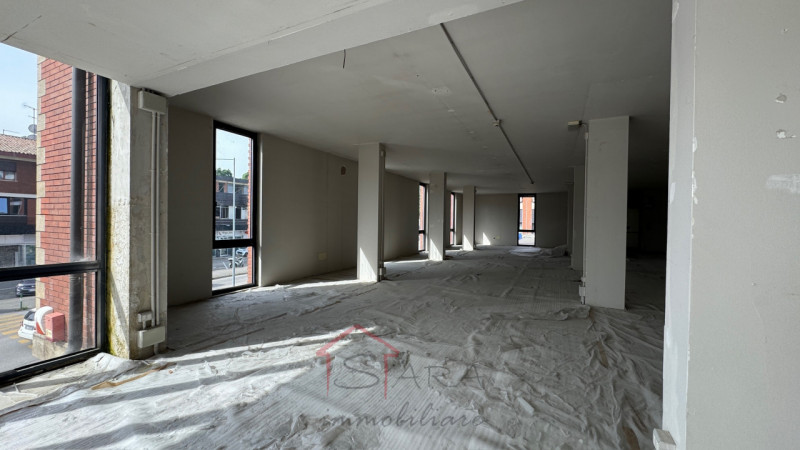 Imponente Palazzo Padova Ovest - Opportunità Commerciale/Residenziale - https://images.gestionaleimmobiliare.it/foto/annunci/240425/3680907/800x800/020__img_6745_wmk_0.jpg 