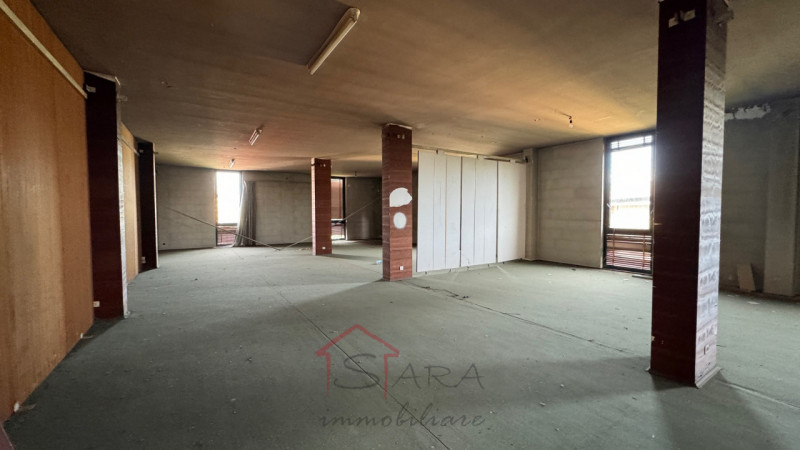 Imponente Palazzo Padova Ovest - Opportunità Commerciale/Residenziale - https://images.gestionaleimmobiliare.it/foto/annunci/240425/3680907/800x800/028__img_6753_wmk_0.jpg 