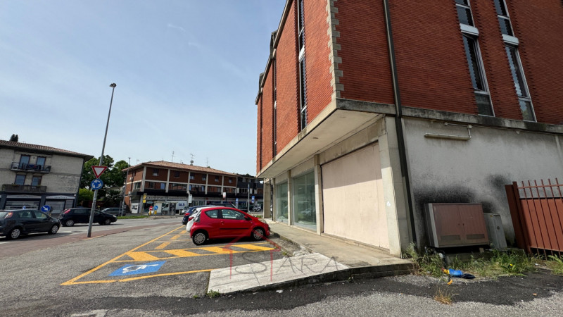 Imponente Palazzo Padova Ovest - Opportunità Commerciale/Residenziale - https://images.gestionaleimmobiliare.it/foto/annunci/240425/3680907/800x800/031__img_6757_wmk_0.jpg 