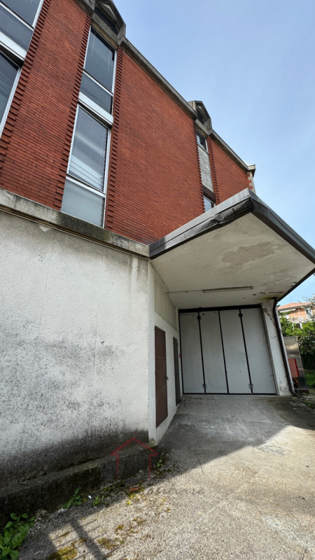 Imponente Palazzo Padova Ovest - Opportunità Commerciale/Residenziale - https://images.gestionaleimmobiliare.it/foto/annunci/240425/3680907/800x800/033__img_6759_wmk_0.jpg 