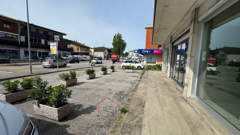 Imponente Palazzo Padova Ovest - Opportunità Commerciale/Residenziale - https://images.gestionaleimmobiliare.it/foto/annunci/240425/3680907/800x800/036__img_6765_wmk_0.jpg 
