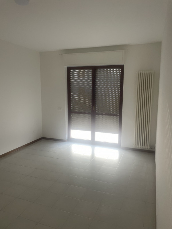 A Caldogno, al confine con il comune di Vicenza, si affitta ampio trilocale ristrutturato recente...