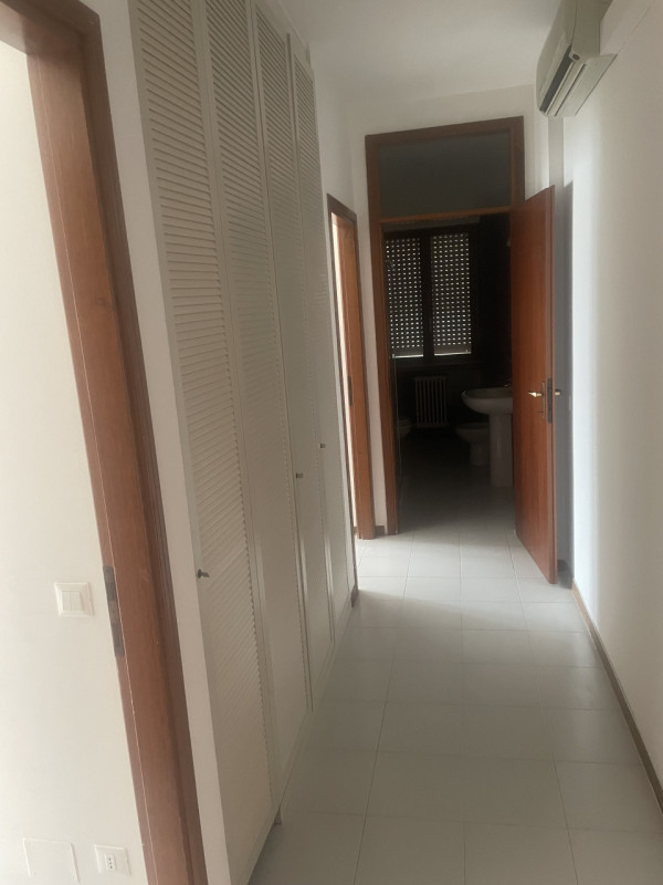 A Caldogno, al confine con il comune di Vicenza, si affitta ampio trilocale ristrutturato recente...