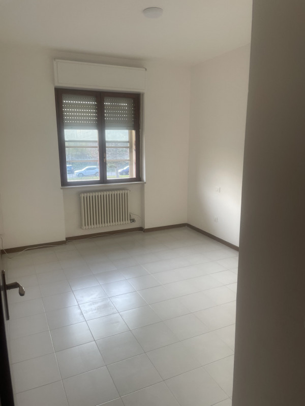 A Caldogno, al confine con il comune di Vicenza, si affitta ampio trilocale ristrutturato recente...