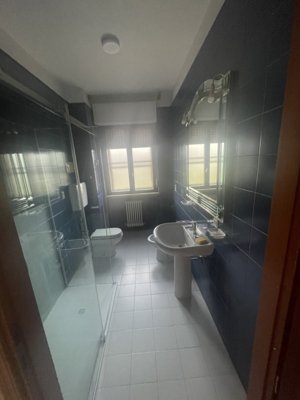 A Caldogno, al confine con il comune di Vicenza, si affitta ampio trilocale ristrutturato recente...