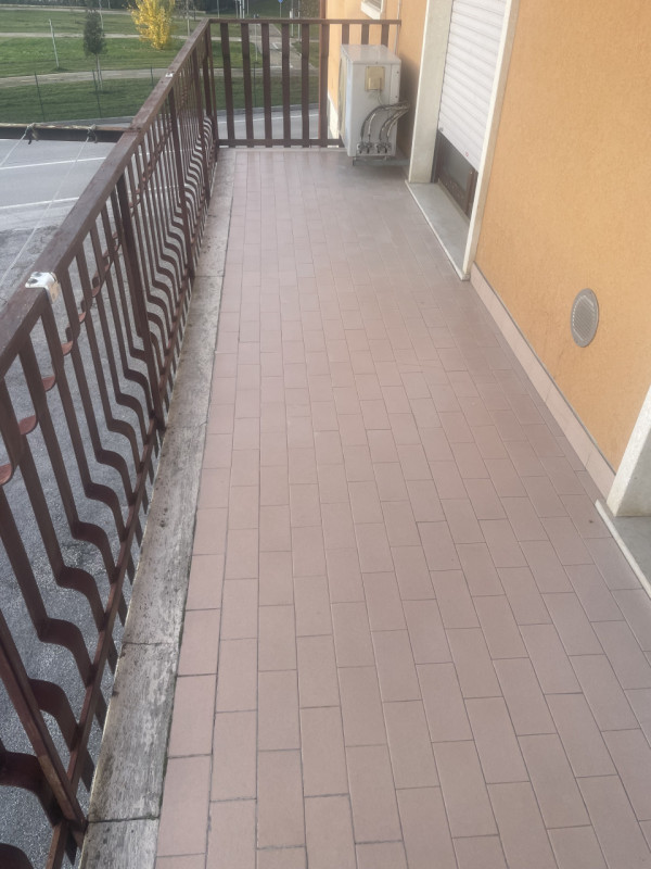 A Caldogno, al confine con il comune di Vicenza, si affitta ampio trilocale ristrutturato recente...