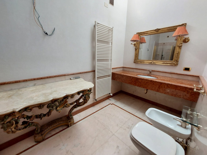 Splendida porzione di casale di 400 mq in vendita a Vicenza, nella zona di Bertesina. L'immobile ...