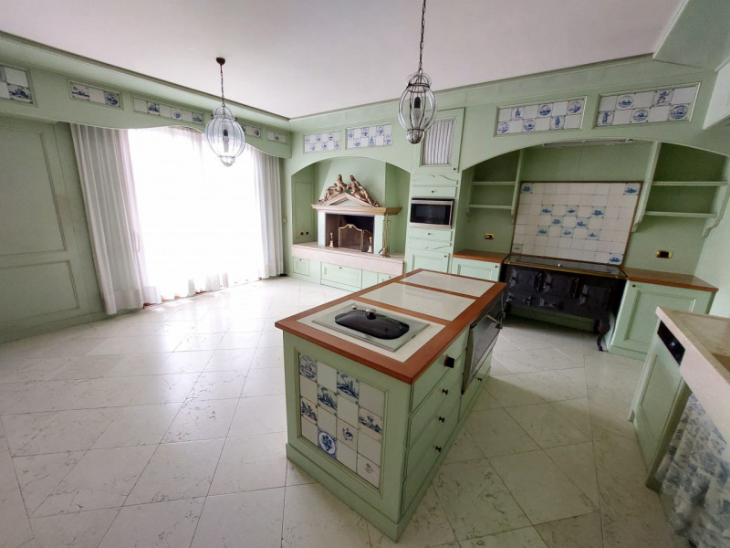 Splendida porzione di casale di 400 mq in vendita a Vicenza, nella zona di Bertesina. L'immobile ...