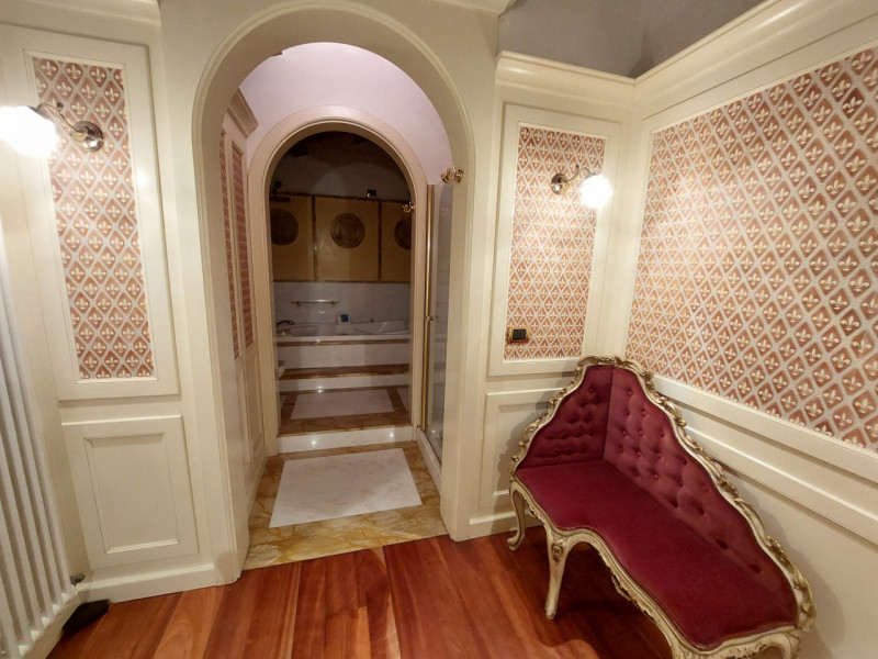 Splendida porzione di casale di 400 mq in vendita a Vicenza, nella zona di Bertesina. L'immobile ...