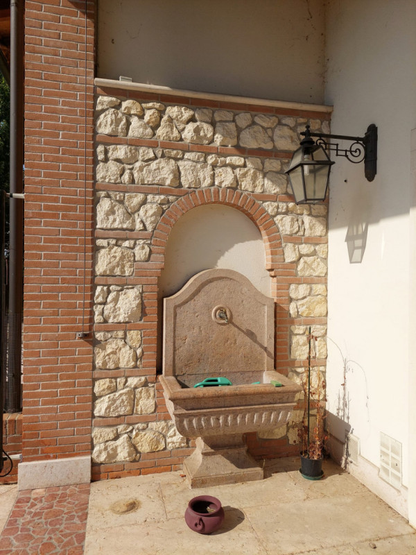 Splendida porzione di casale di 400 mq in vendita a Vicenza, nella zona di Bertesina. L'immobile ...