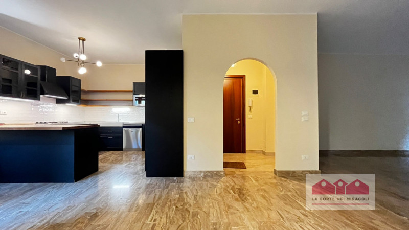 CENTRO STORICO: LUMINOSO TRICAMERE IN CENTRO STORICO CON TERRAZZE E GARAGE. RIF. 2023X RICHIESTA ...