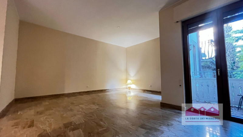 CENTRO STORICO: LUMINOSO TRICAMERE IN CENTRO STORICO CON TERRAZZE E GARAGE. RIF. 2023X RICHIESTA ...