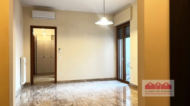 CENTRO STORICO: LUMINOSO TRICAMERE IN CENTRO STORICO CON TERRAZZE E GARAGE. RIF. 2023X RICHIESTA ...