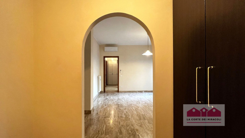 CENTRO STORICO: LUMINOSO TRICAMERE IN CENTRO STORICO CON TERRAZZE E GARAGE. RIF. 2023X RICHIESTA ...