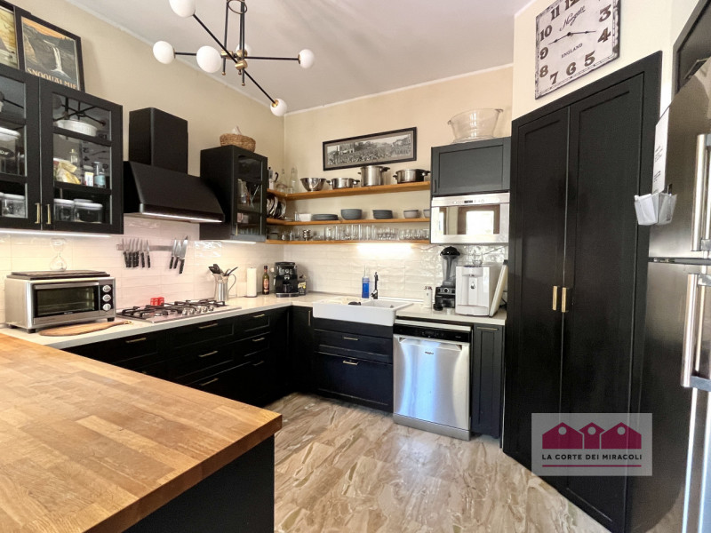 CENTRO STORICO: LUMINOSO TRICAMERE CON TERRAZZE E GARAGE. RIF. 2023X RICHIESTA EURO 2.350

A 5 mi...