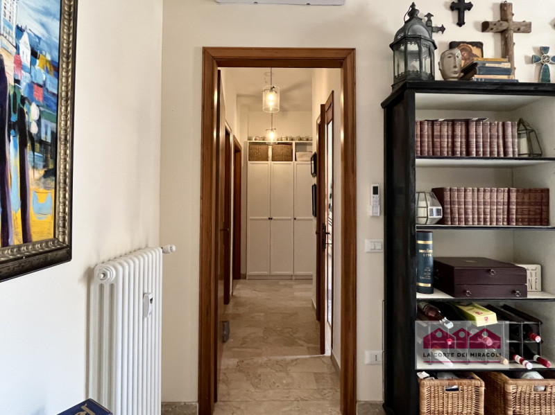 CENTRO STORICO: LUMINOSO TRICAMERE CON TERRAZZE E GARAGE. RIF. 2023X RICHIESTA EURO 2.350

A 5 mi...