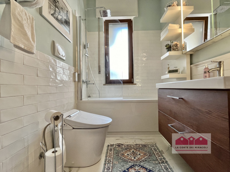 CENTRO STORICO: LUMINOSO TRICAMERE CON TERRAZZE E GARAGE. RIF. 2023X RICHIESTA EURO 2.350

A 5 mi...