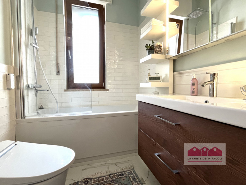 CENTRO STORICO: LUMINOSO TRICAMERE CON TERRAZZE E GARAGE. RIF. 2023X RICHIESTA EURO 2.350

A 5 mi...