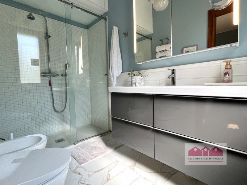 CENTRO STORICO: LUMINOSO TRICAMERE CON TERRAZZE E GARAGE. RIF. 2023X RICHIESTA EURO 2.350

A 5 mi...