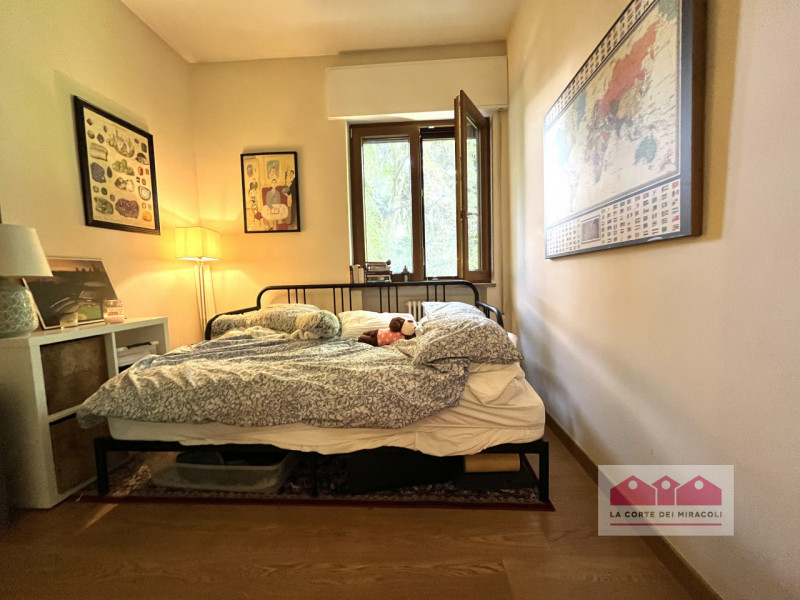 CENTRO STORICO: LUMINOSO TRICAMERE CON TERRAZZE E GARAGE. RIF. 2023X RICHIESTA EURO 2.350

A 5 mi...