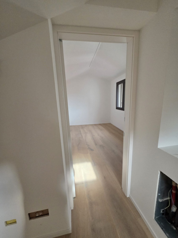 Scopri questa magnifica casa singola terratetto, situata nel cuore storico del Carmine, a pochi p...