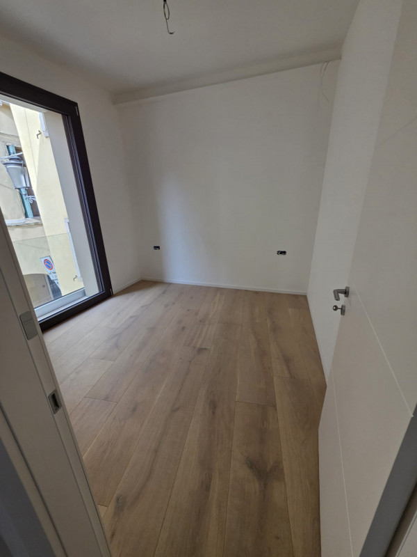 Scopri questa magnifica casa singola terratetto, situata nel cuore storico del Carmine, a pochi p...