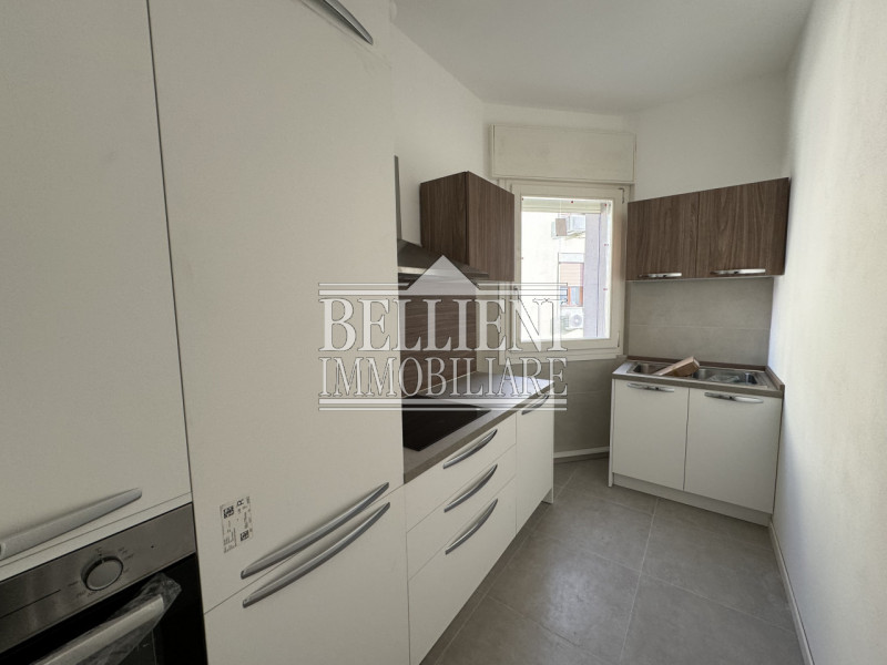 VICENZA: In contesto appena ristrutturato, proponiamo nuovo tricamere al primo piano in posizione...