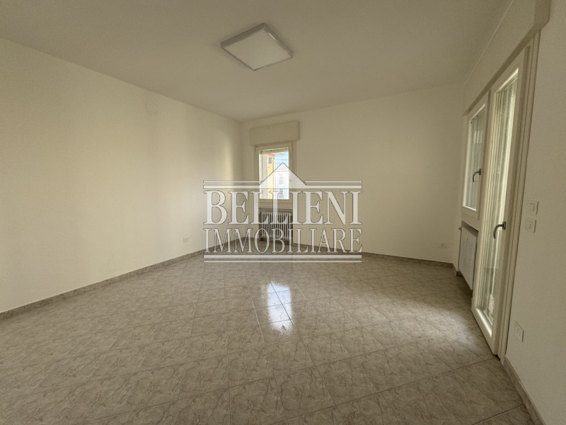 VICENZA: In contesto appena ristrutturato, proponiamo nuovo tricamere al primo piano in posizione...