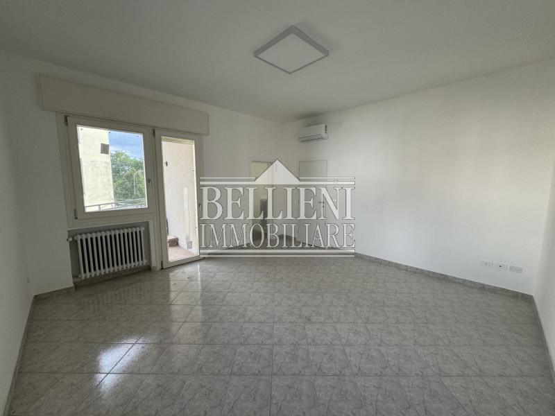 VICENZA: In contesto appena ristrutturato, proponiamo nuovo tricamere al primo piano in posizione...