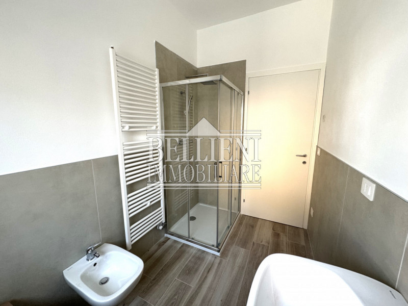 VICENZA: In contesto appena ristrutturato, proponiamo nuovo tricamere al primo piano in posizione...