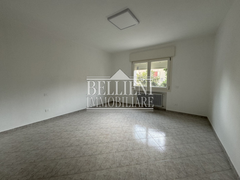 VICENZA: In contesto appena ristrutturato, proponiamo nuovo tricamere al primo piano in posizione...