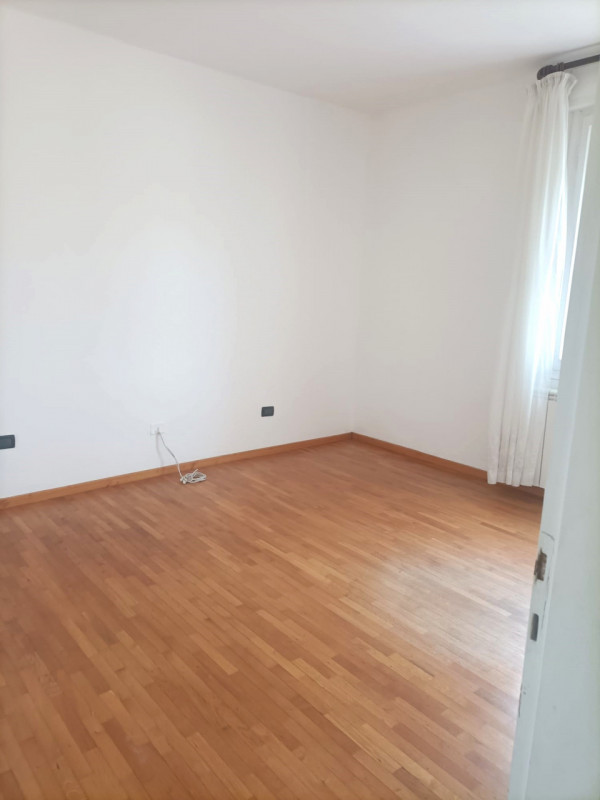 PER INFORMAZIONI TELEFONARE SOLO AL 3.5.1.1.8.7.7.1.8.3

Sono Vima Lazzarin, in centro a Bagnoli ...