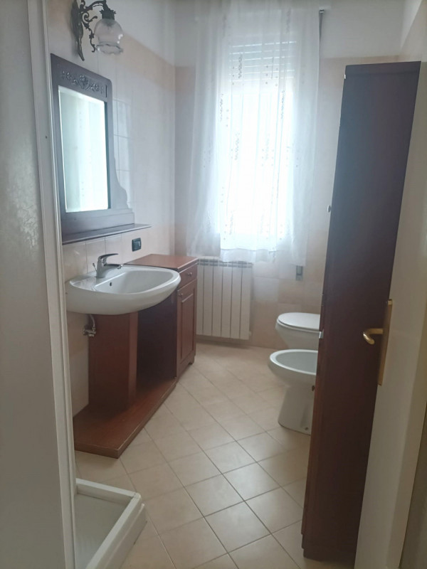 PER INFORMAZIONI TELEFONARE SOLO AL 3.5.1.1.8.7.7.1.8.3

Sono Vima Lazzarin, in centro a Bagnoli ...