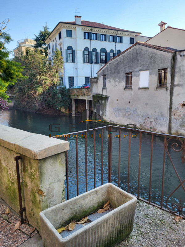 (Per INFO Cristina 3389226442) NOSTRA ESCLUSIVA. In zona centralissima, nel centro storico tra la...
