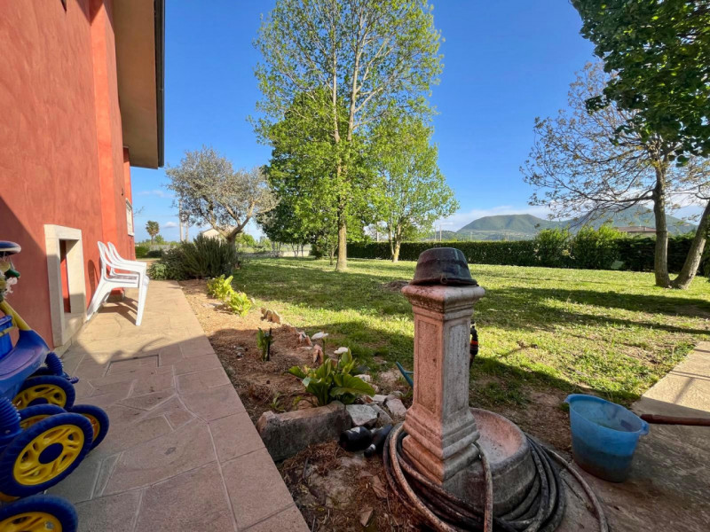 Meravigliosa villa singola dal design contemporaneo, immersa nell'incantevole contesto di Rovolon...