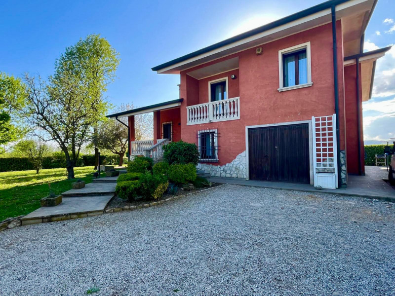 Meravigliosa villa singola dal design contemporaneo, immersa nell'incantevole contesto di Rovolon...