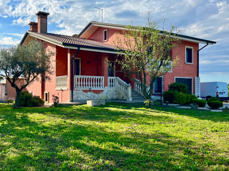 Meravigliosa villa singola dal design contemporaneo, immersa nell'incantevole contesto di Rovolon...