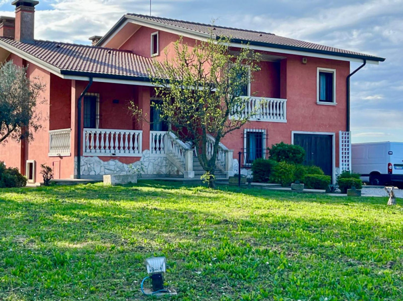 Meravigliosa villa singola dal design contemporaneo, immersa nell'incantevole contesto di Rovolon...