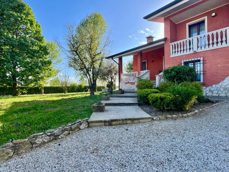 Meravigliosa villa singola dal design contemporaneo, immersa nell'incantevole contesto di Rovolon...