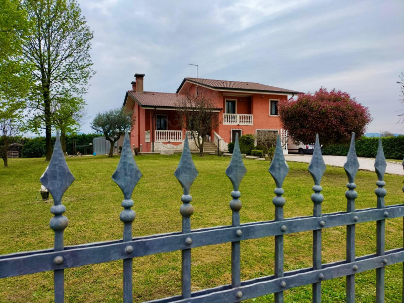 Meravigliosa villa singola dal design contemporaneo, immersa nell'incantevole contesto di Rovolon...