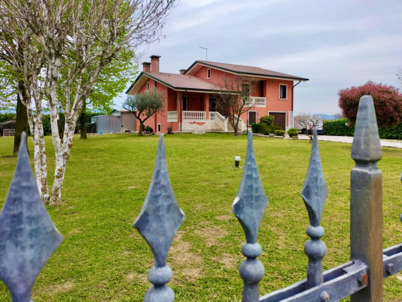 Meravigliosa villa singola dal design contemporaneo, immersa nell'incantevole contesto di Rovolon...