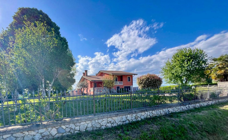 Meravigliosa villa singola dal design contemporaneo, immersa nell'incantevole contesto di Rovolon...