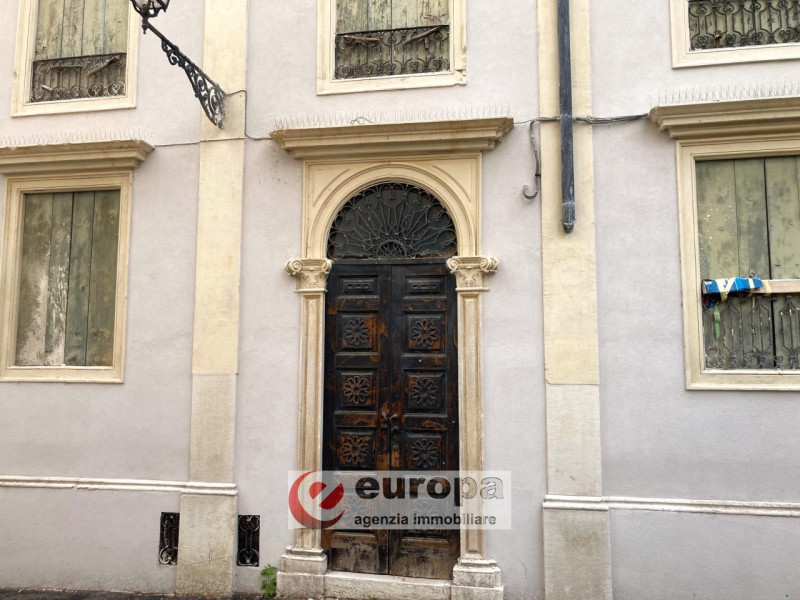 In posizione di pregio a 150 mt. da Piazza dei Signori, dietro alle ex Poste centrali, è in corso...